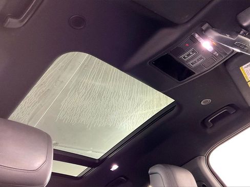 Used 2023 Land Rover Defender 110 X-Dynamic SE image 29