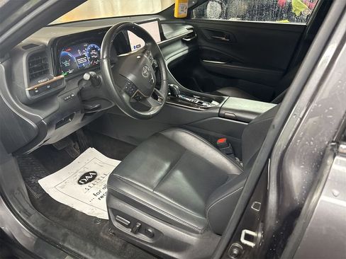 Used 2024 Toyota Crown Limited image 3