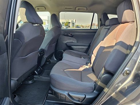 Used 2023 Toyota Highlander L image 17