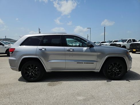 Used 2018 Jeep Grand Cherokee Altitude RWD image 2