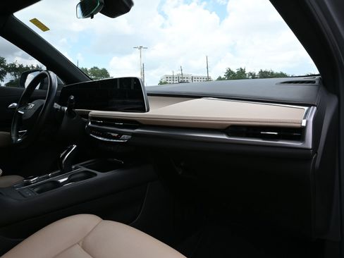Used 2024 Cadillac XT4 Luxury w/ Cold Weather Package FWD image 26