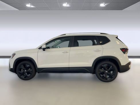 New 2026 Volkswagen Taos SE image 2