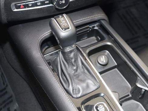 Used 2020 Volvo XC90 T6 Momentum w/ Protection Package Premier image 7