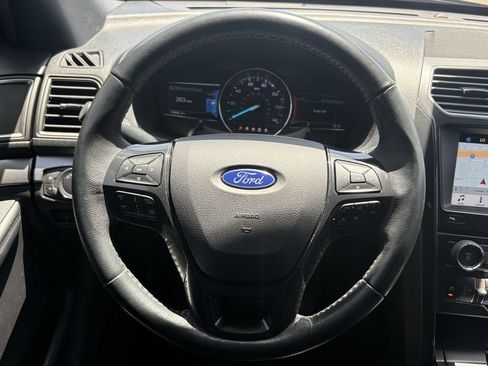 Used 2018 Ford Explorer XLT w/ Equipment Group 202A FWD image 13