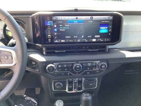 Used 2025 Jeep Wrangler Unlimited Sahara AWD/4WD image 17