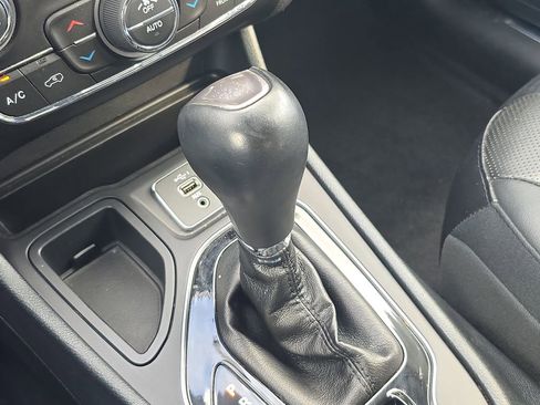 Used 2019 Jeep Cherokee Limited image 29