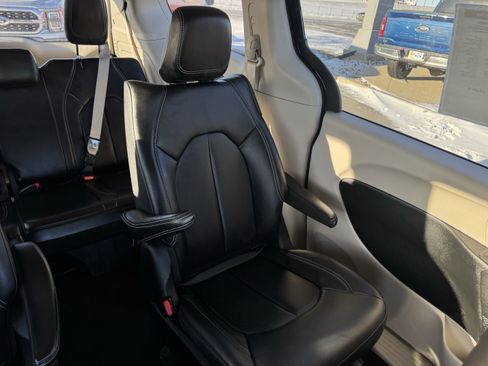 Used 2024 Chrysler Pacifica Select image 14