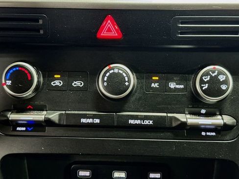 Used 2022 Kia Carnival LX FWD image 15