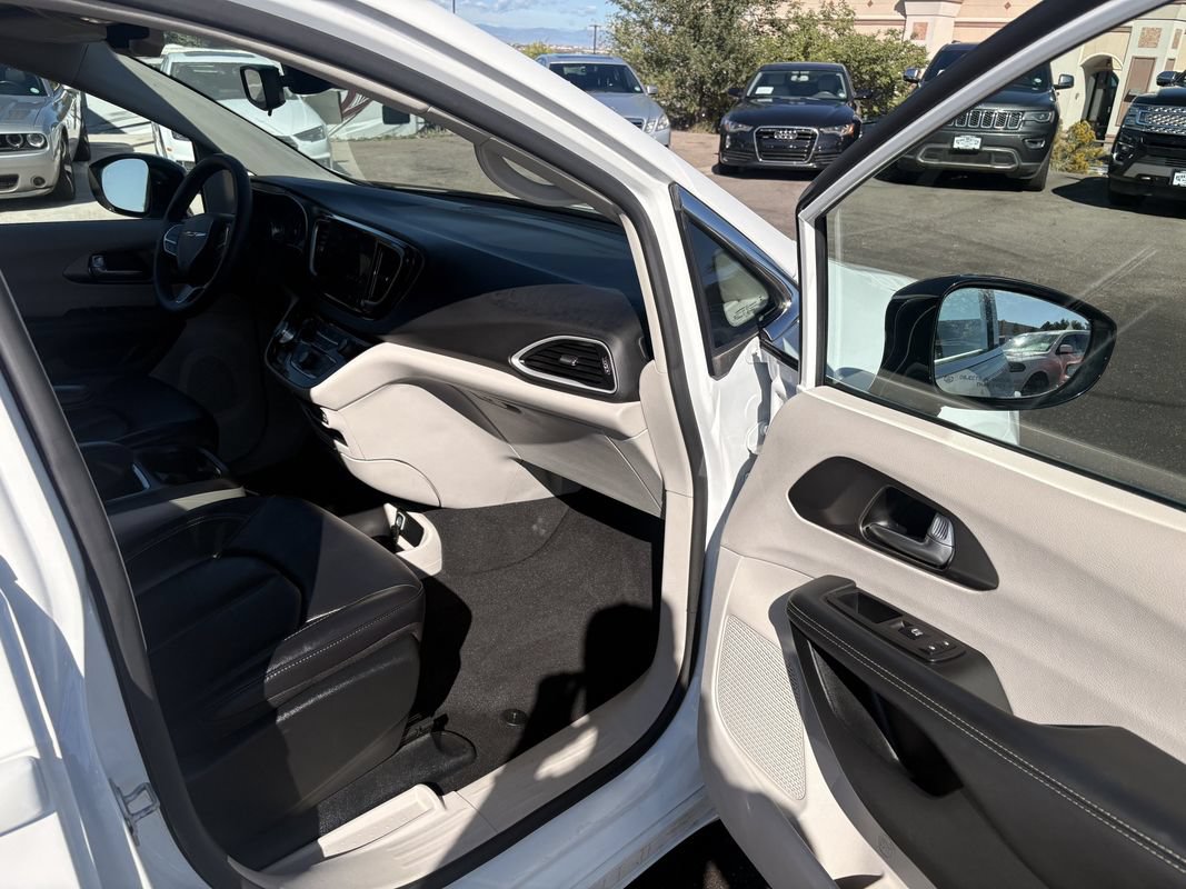 Used 2024 Chrysler Pacifica Touring-L FWD image 27