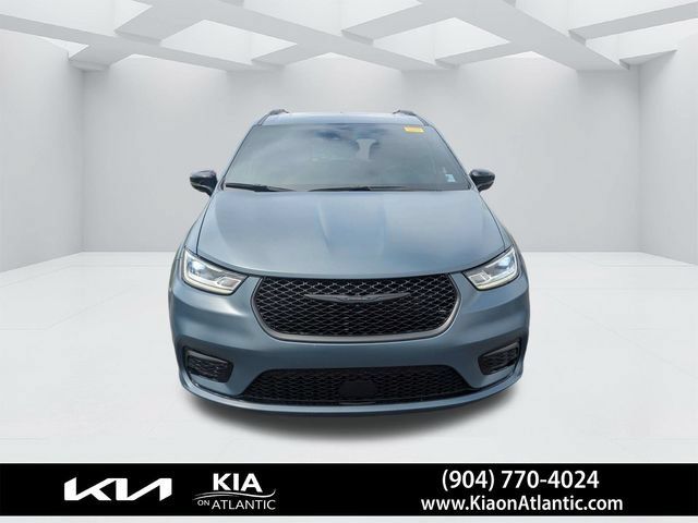 Used 2024 Chrysler Pacifica Limited w/ S Appearance Package FWD image 8