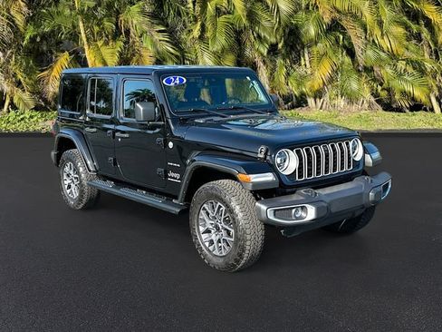 Used 2024 Jeep Wrangler Unlimited Sahara w/ Technology Group AWD/4WD image 2