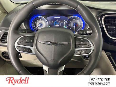 Used 2023 Chrysler Pacifica Touring-L image 13
