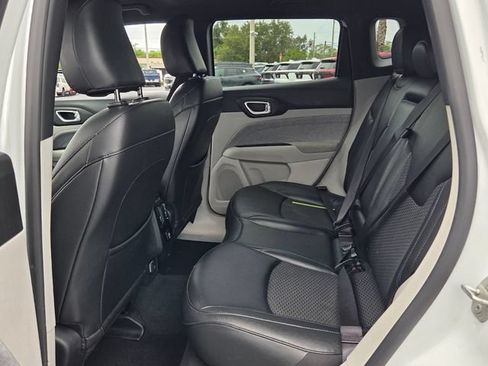Used 2024 Jeep Compass Latitude AWD/4WD image 12