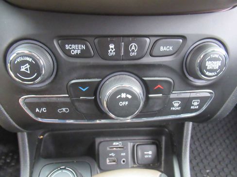 Used 2017 Jeep Cherokee Sport w/ Cold Weather Group image 33