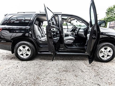 Used 2018 Toyota Sequoia SR5 RWD image 17