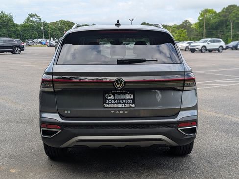 Used 2025 Volkswagen Taos SE w/ Panoramic Sunroof Package FWD image 8