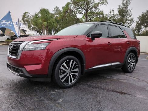 Used 2024 Nissan Pathfinder Platinum image 2