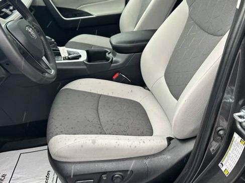 Used 2025 Toyota RAV4 XLE AWD/4WD image 18