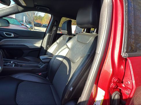 Used 2024 Jeep Compass Latitude image 17