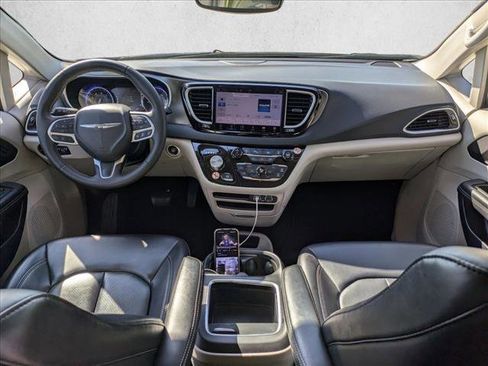 Used 2023 Chrysler Pacifica Touring-L image 18