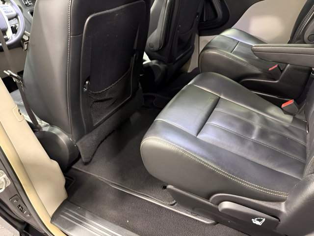Used 2015 Chrysler Town & Country Touring FWD image 24
