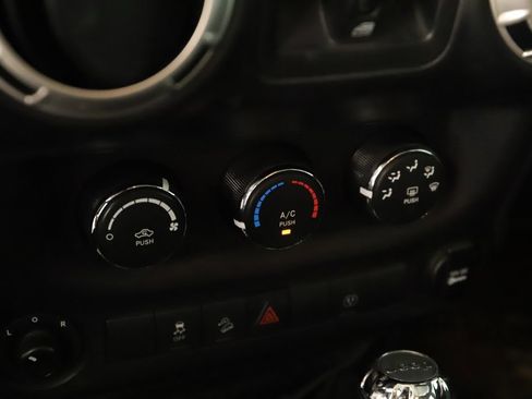 Used 2017 Jeep Wrangler Unlimited Rubicon w/ Max Tow Package AWD/4WD image 25