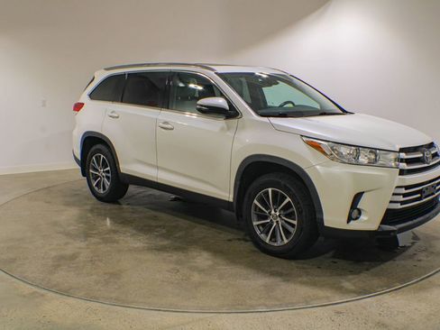 Used 2019 Toyota Highlander XLE AWD/4WD image 7