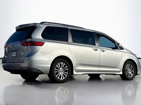 Used 2020 Toyota Sienna XLE image 2