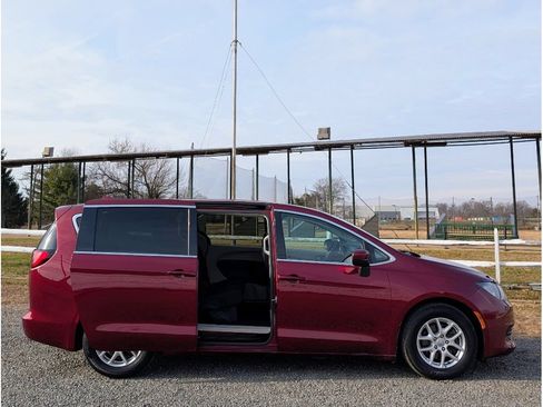 Used 2018 Chrysler Pacifica LX FWD image 12