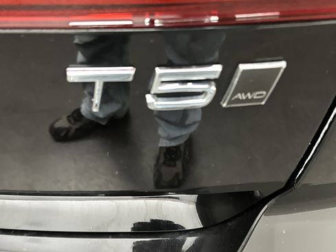 Used 2018 Volvo XC60 T5 Momentum w/ Convenience Package image 14