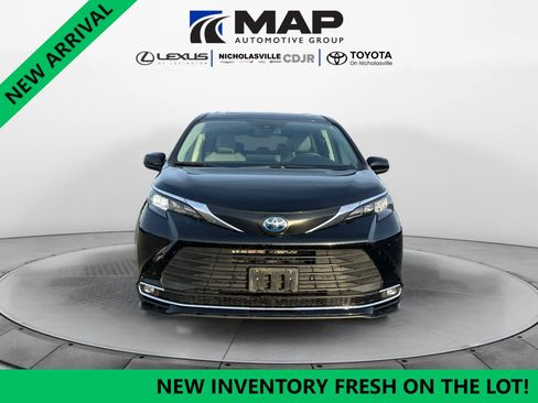 Used 2024 Toyota Sienna XLE image 8