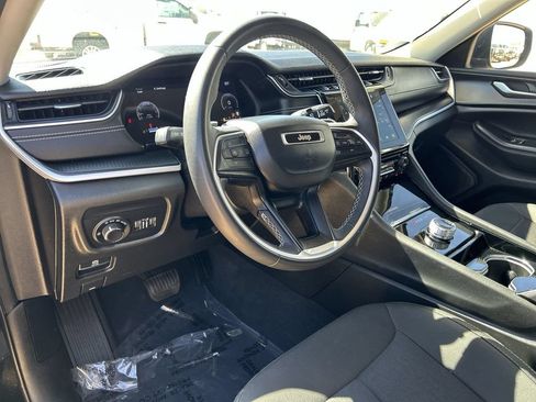 Used 2023 Jeep Grand Cherokee Laredo AWD/4WD image 7