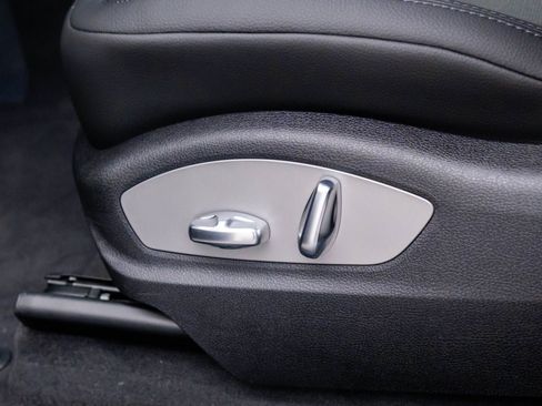 Certified 2025 Porsche Macan AWD/4WD image 16