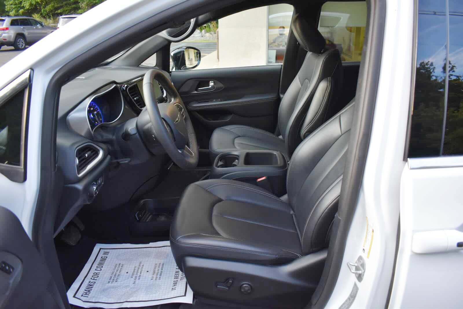 Used 2025 Chrysler Pacifica Select FWD image 10