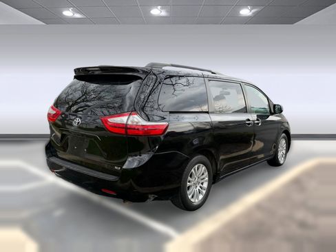 Used 2016 Toyota Sienna XLE image 7