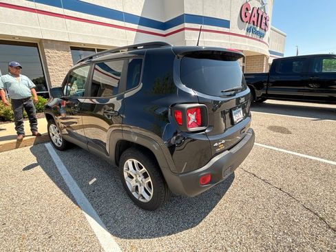 Used 2018 Jeep Renegade Latitude w/ Cold Weather Group AWD/4WD image 4