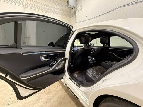 Used 2022 Mercedes-Benz S 500 4MATIC w/ AMG Line Package image 34