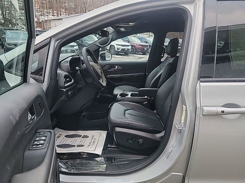New 2026 Chrysler Pacifica Select image 5