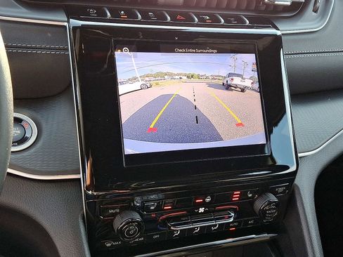 New 2025 Jeep Grand Cherokee L Laredo image 12