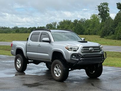 Used 2017 Toyota Tacoma TRD Sport w/ Tow Package (A/T)