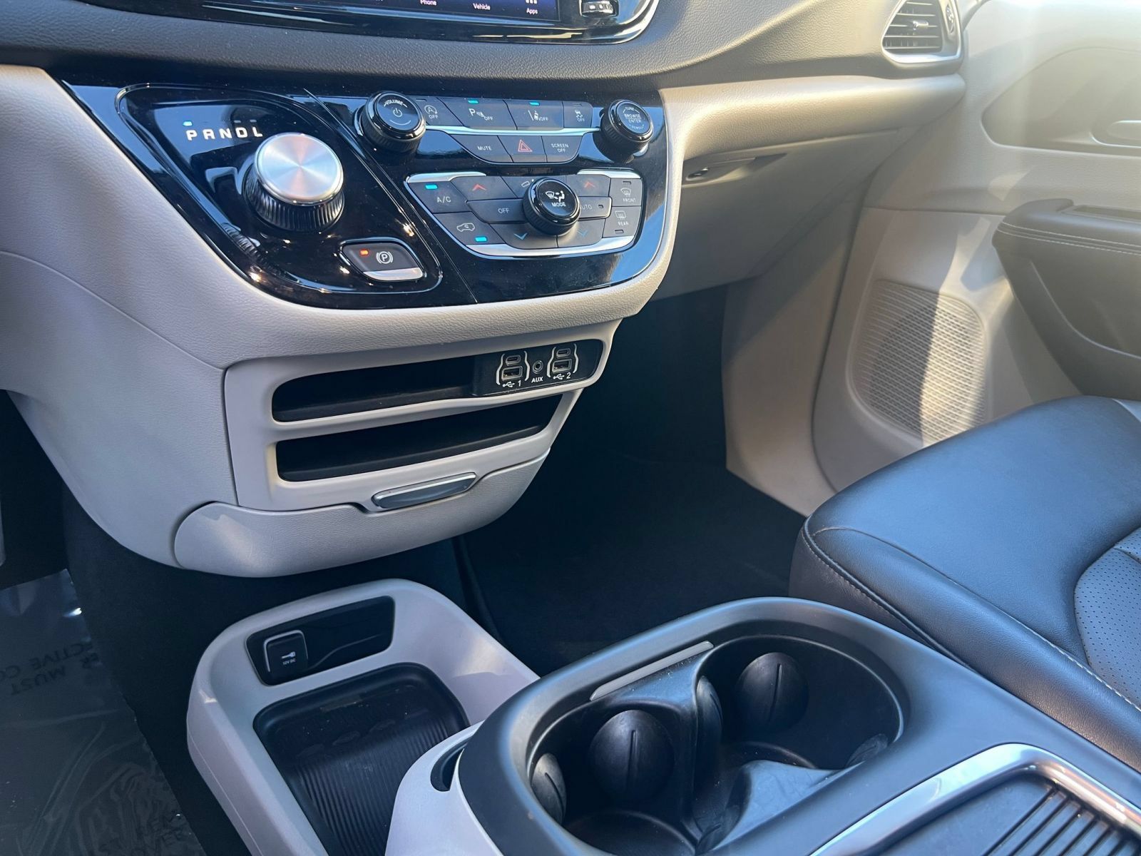 Used 2024 Chrysler Pacifica Touring-L FWD image 42