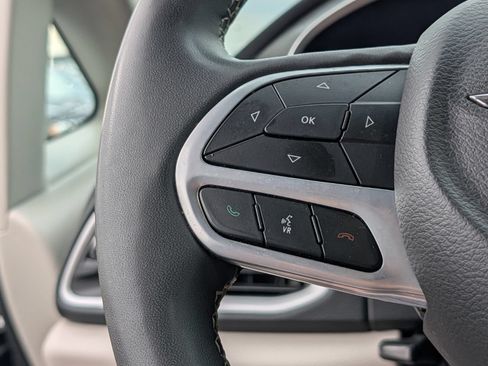 Used 2023 Chrysler Pacifica Touring-L FWD image 29