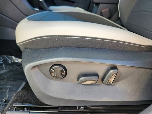 Used 2025 Volkswagen Taos SE image 7