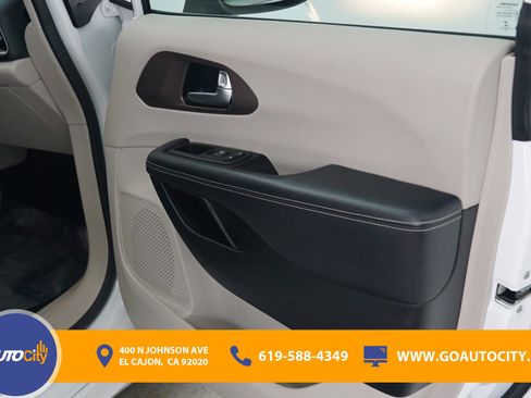 Used 2023 Chrysler Voyager LX image 15