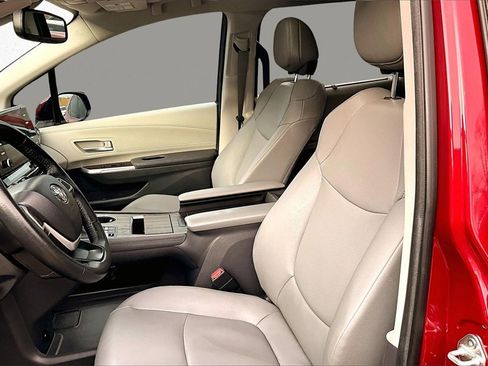 Certified 2024 Toyota Sienna XLE image 21