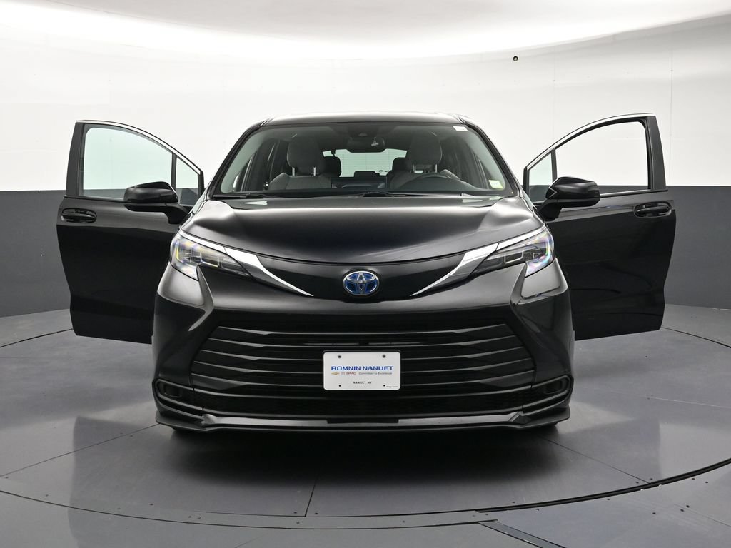 Used 2025 Toyota Sienna LE AWD/4WD image 38