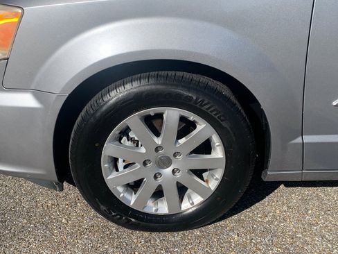 Used 2014 Chrysler Town & Country Touring image 7