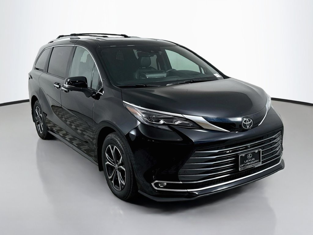 Used 2026 Toyota Sienna Platinum AWD/4WD image 3