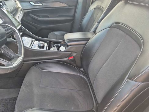 Used 2023 Jeep Grand Cherokee Altitude AWD/4WD image 11