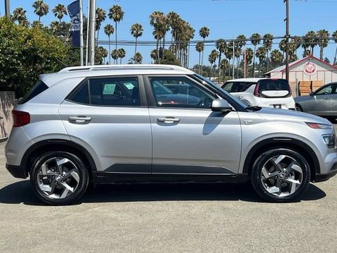 Used 2025 Hyundai Venue SEL FWD image 3